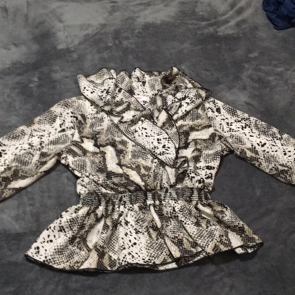 Elegant blouse with snake print.